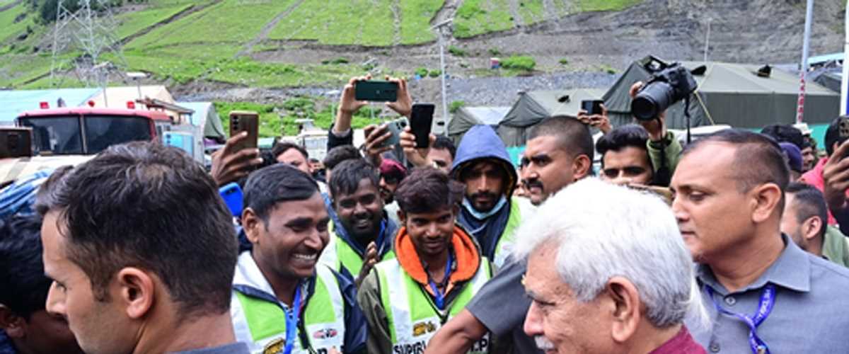 जम्मू-कश्मीर के उपराज्यपाल ने बालटाल आधार शिविर का दौरा किया, अमरनाथ तीर्थयात्रियों से की बात